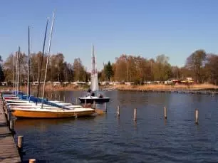 Bootsverleih Kielhorn / Steg N 21 Conger segeln am Steinhuder Meer - Segelsetzen am Steg